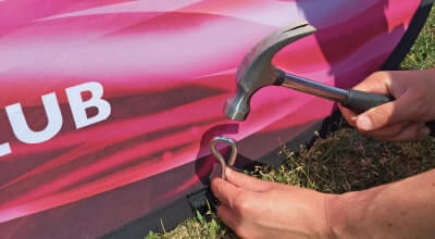 ペグ打ち付けイメージ